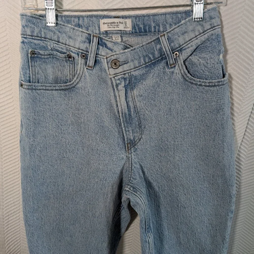 Abercrombie & Fitch Light Wash High-Rise Straight Jeans - Picture 6 of 9